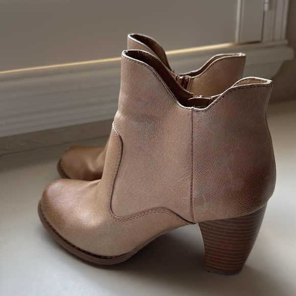Chic Tan Leather Ankle Booties - Picture 2 of 11
